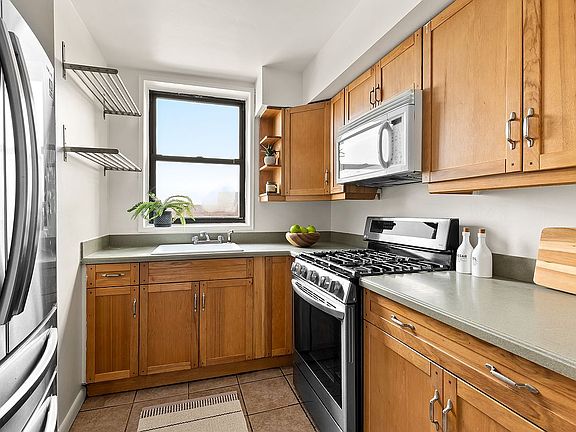 4th image of 275 Webster Ave APT 6M