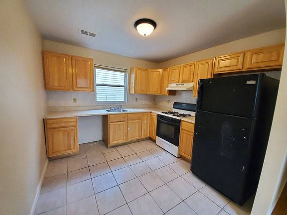 4th image of 235 12th Ave Floor 2