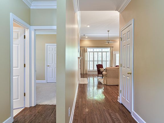 2nd image of 832 Castlemaine Ct