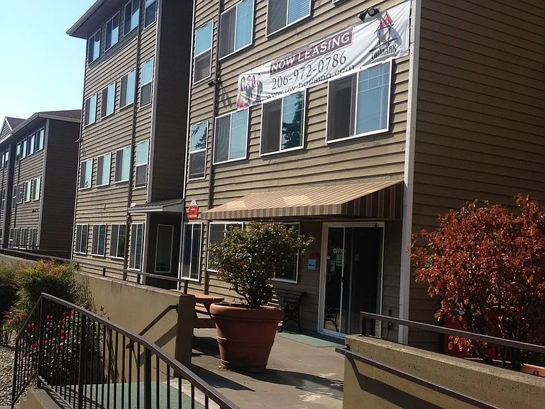 Westwood Apartments — Photo 33