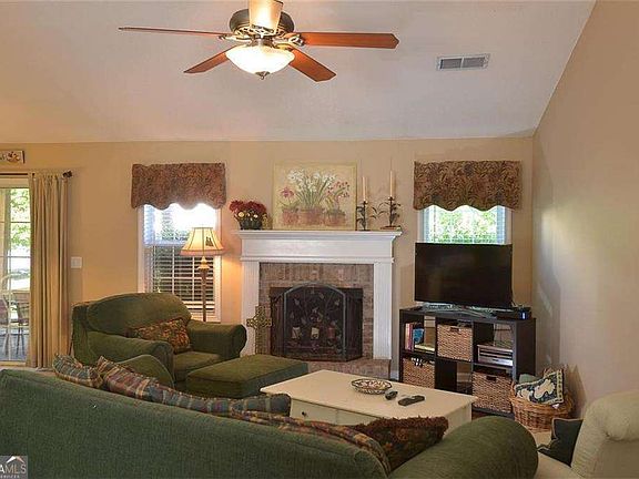 4th image of 325 Silverthorn Dr NW