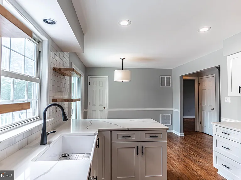 121 Nottingham Ct — Photo 14