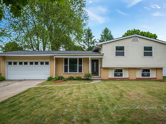 3rd image of 1627 Timberlane Ln NE