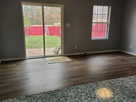 5th image of 46363 Columbus Dr