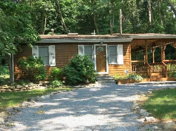 15 Cedar Ave, Ronkonkoma, NY 11779