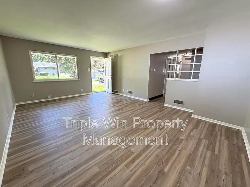 3 bed, 1.0 bath, 936 sqft, $1,300 — Photo 3