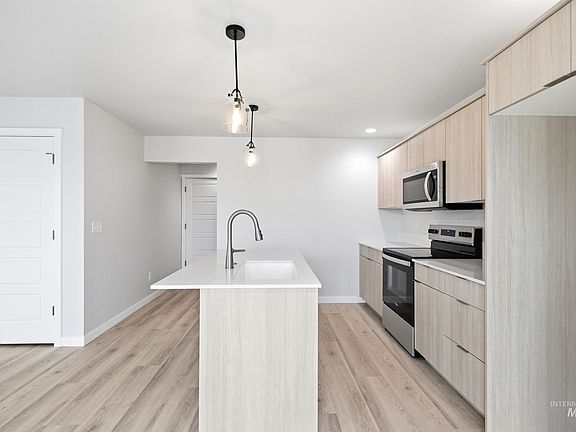 5th image of 10784 Rutland St