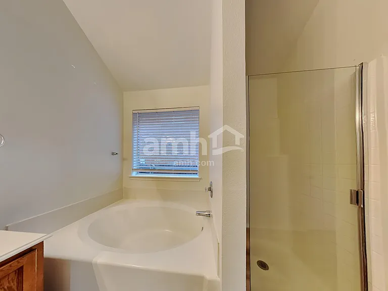 1041 Hidden Lake Dr — Photo 10
