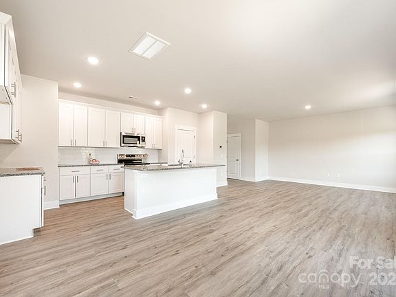 5th image of 109 Silverwood Ct