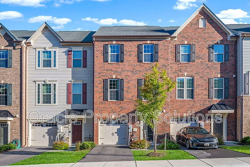 3 bed, 2.5 bath, 2285 sqft, $3,200 — Photo 2