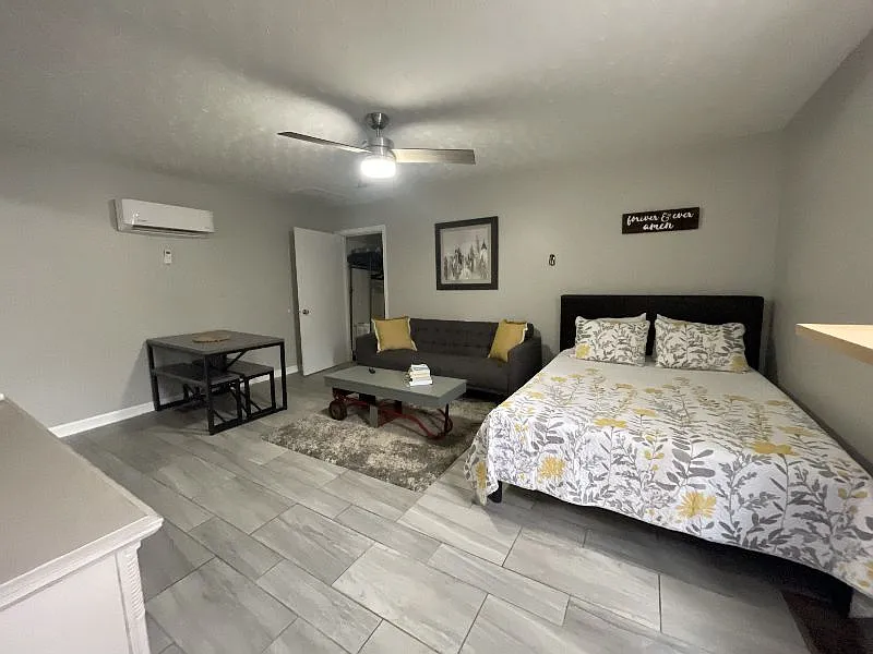 Studio, 400 sqft, $1,400 — Photo 1