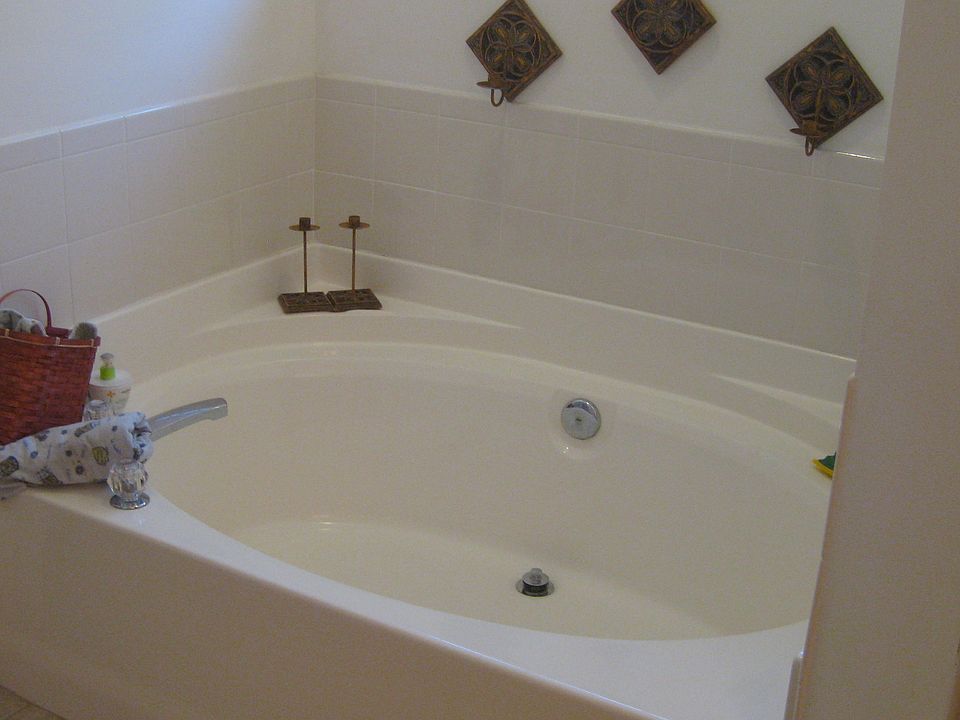Master soaking tub + seperate shower