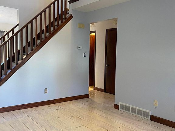 4th image of 1079 Chatham Ln W