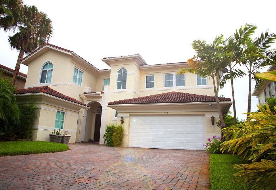 1st image of 11210 NW 71st St