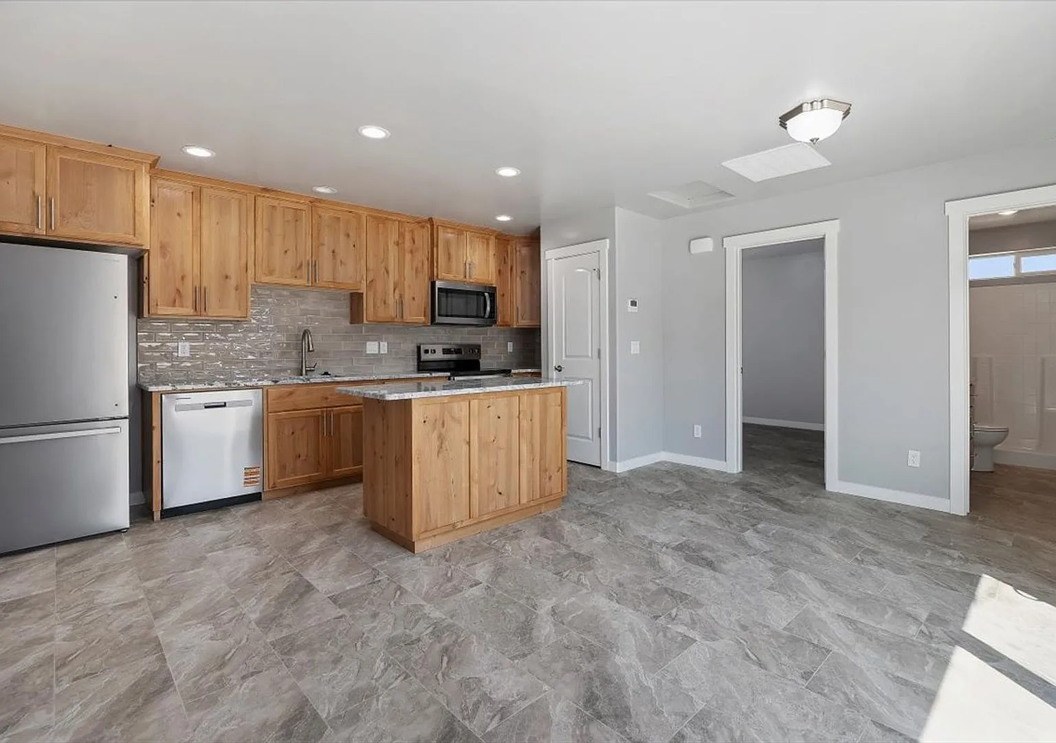 Remodeled 1 bed, 1 bath unit with City services included in rent — Photo 2