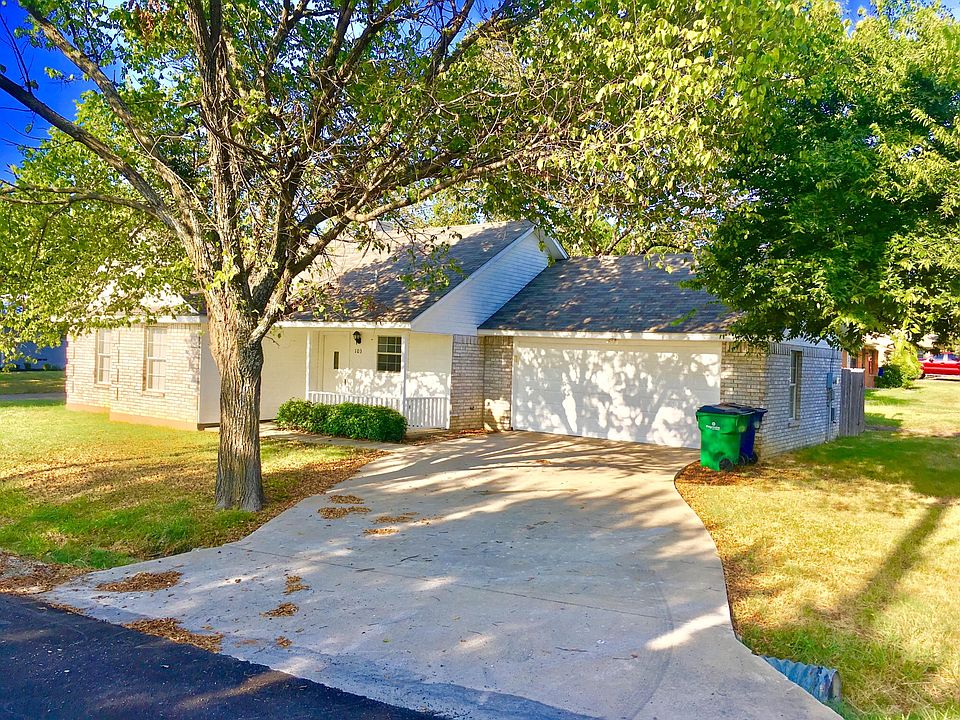 Home front view. Quaint 3 bedroom, 2 bath home in the heart of Celina. Walking distance to downtown area with shopping and restaurants.