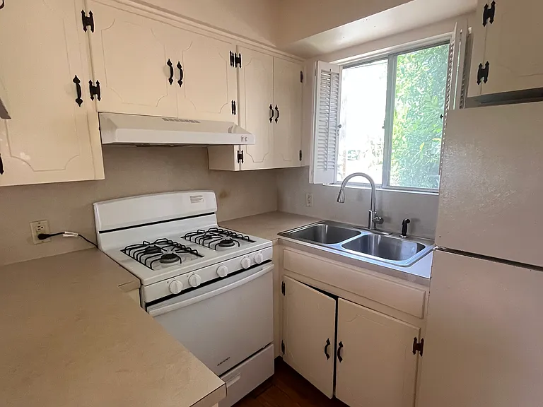208 E 31st St #5 — Photo 9