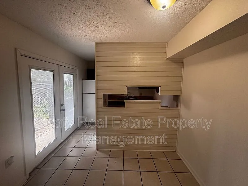 2 bed, 1.5 bath, 1000 sqft, $875 — Photo 2