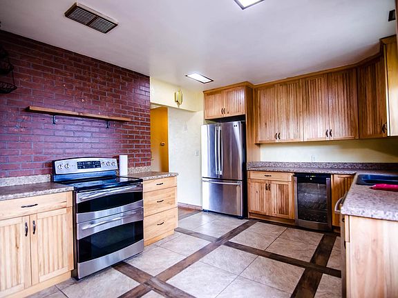 3rd image of 915 Canyon Ave