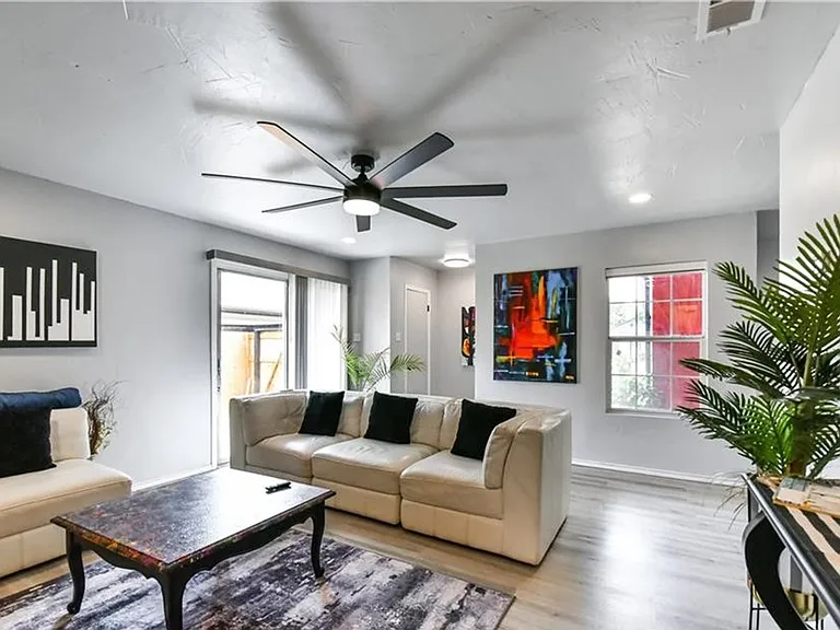 2203 Coach Dr — Photo 4