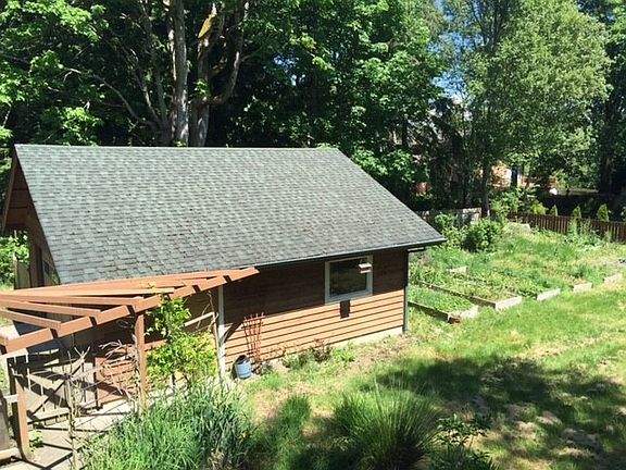 3rd image of 71 Rainier Ln