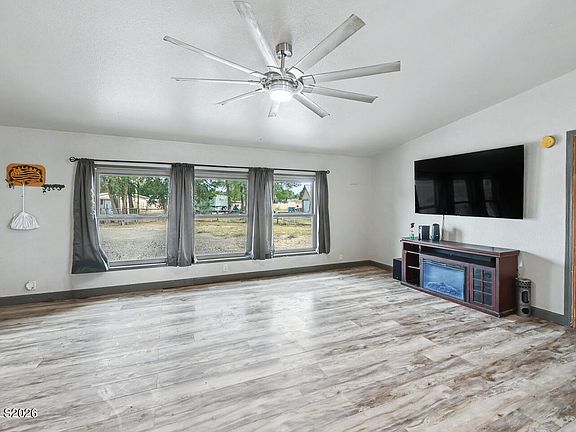 3rd image of 3330 Della Cir