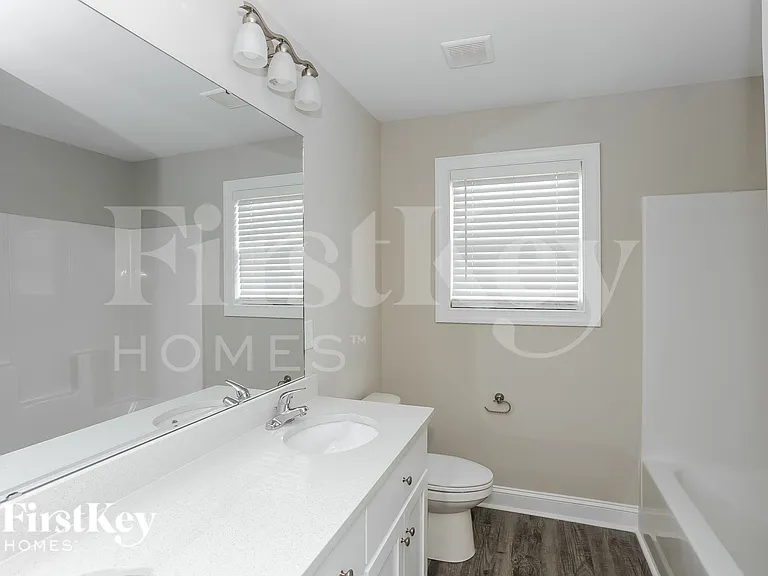 118 Akron Ave — Photo 9