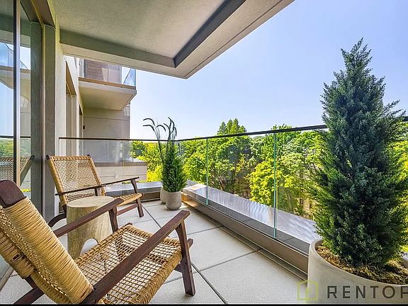 3rd image of 960 Franklin Ave #504