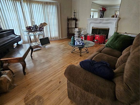 3rd image of 3712 Wellington Rd