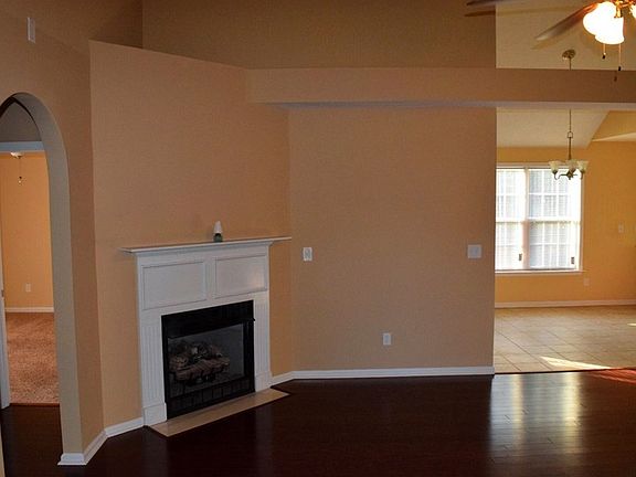 Great Room : Plenty of natural light