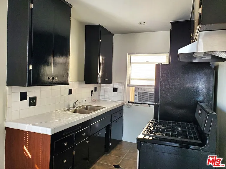 1059 S Norton Ave #10 — Photo 5