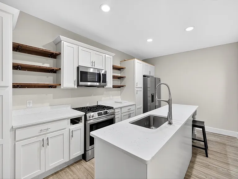 516 Carolyn Ave — Photo 4