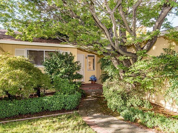 2nd image of 1062 Oleander Ct