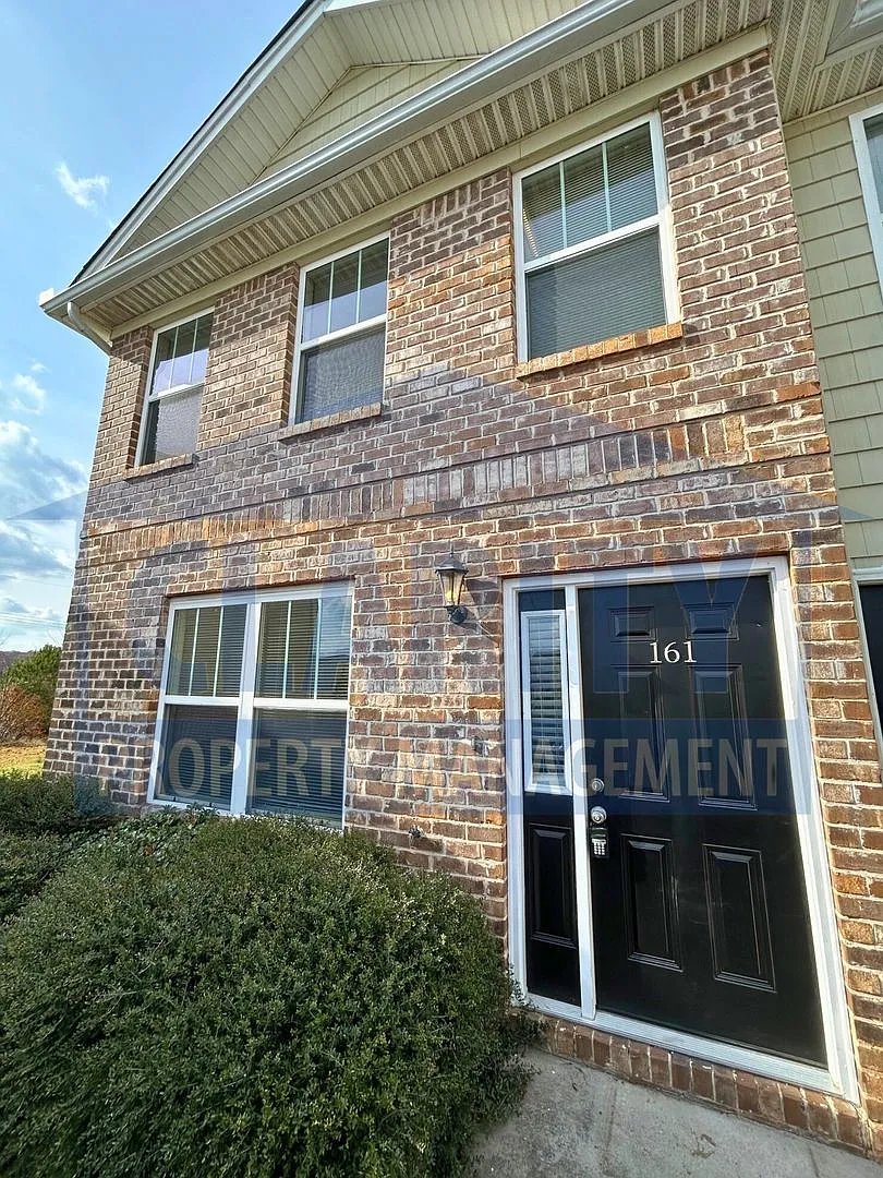 161 - 167 Lone Tree Dr. NE — Photo 1