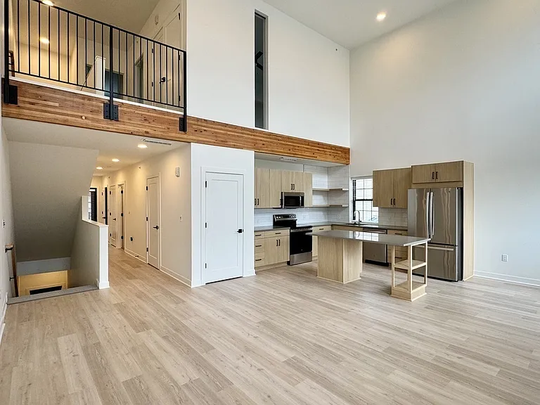 2913 N Oak Trafficway #2935 — Photo 2