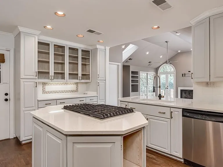 4601 Club Cir NE — Photo 3