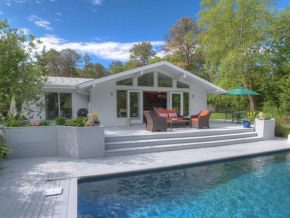 2nd image of 21 Hillover Rd E