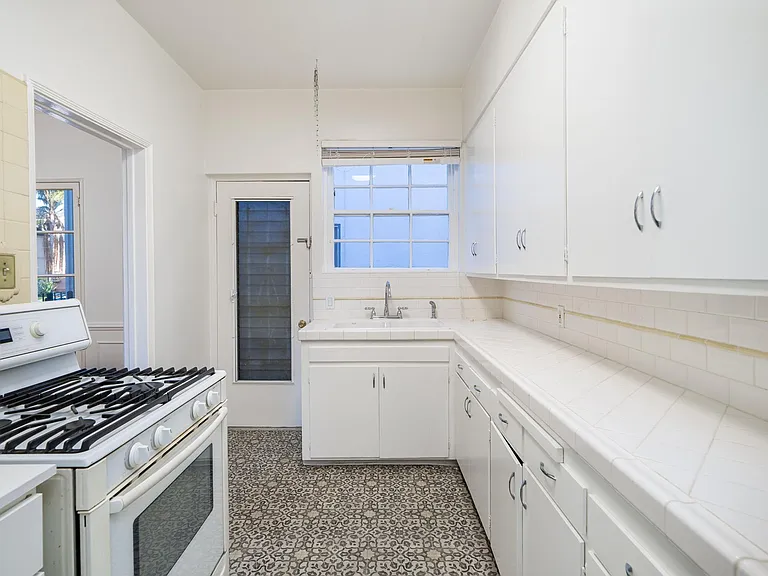 648 S Burnside Ave #650-1/2 — Photo 11