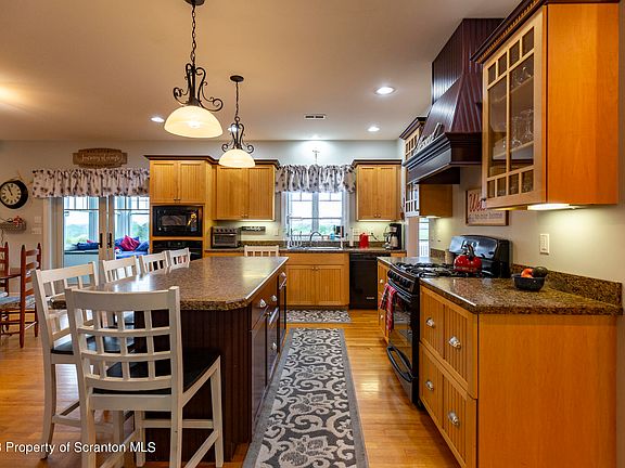 5th image of 35 Laurel Hill Dr