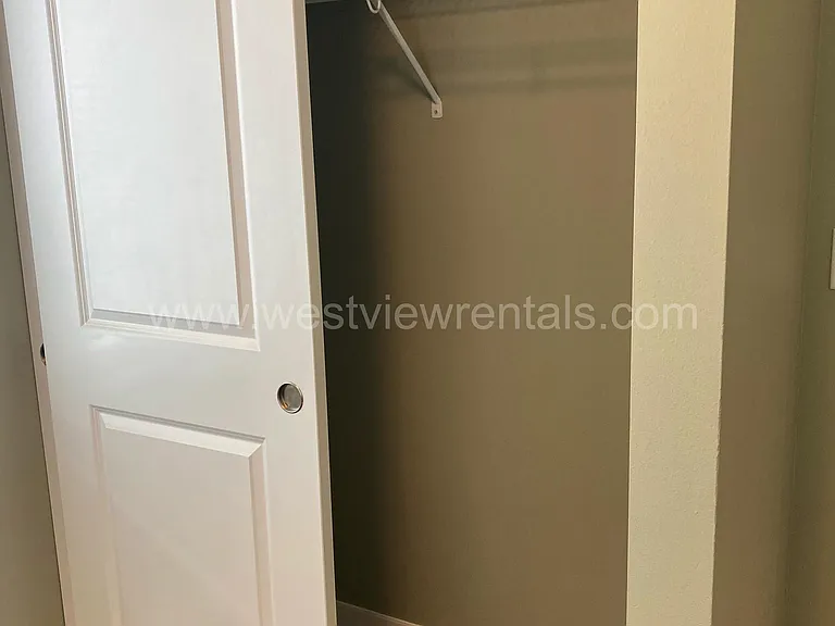 200 E Maple St — Photo 37