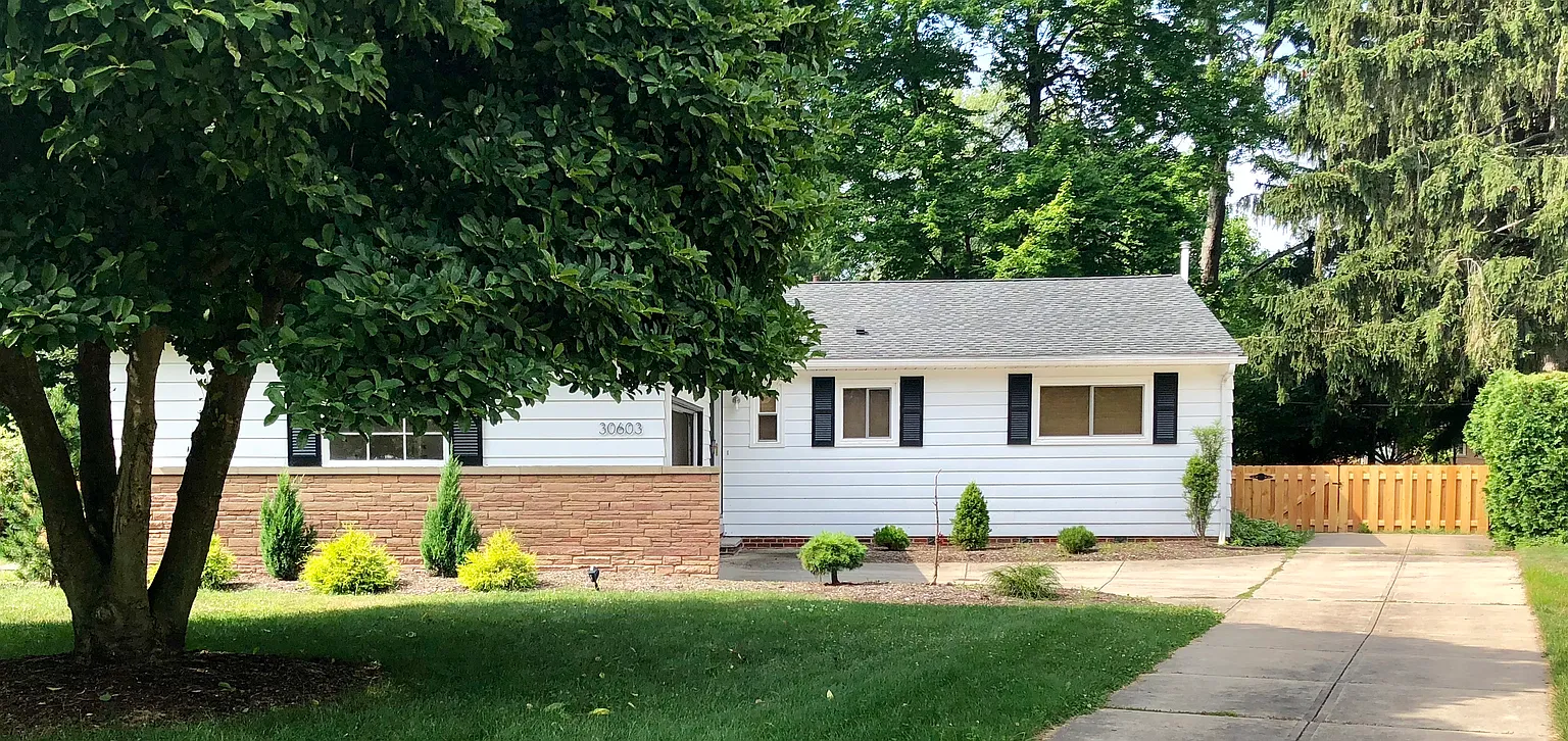 30603 Manhasset Dr photo 1