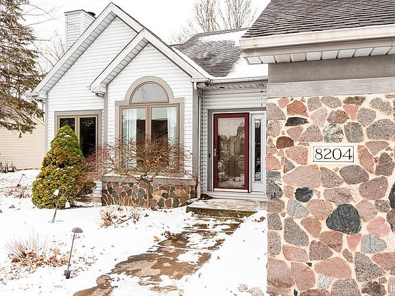 3rd image of 8204 Meadow Hills Dr