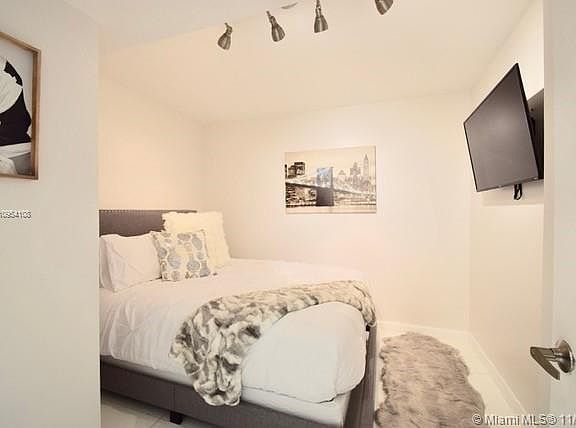 3rd image of 1717 N Bayshore Dr Unit 1556