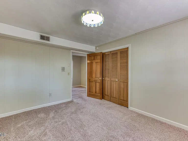 908 Meadow Ln — Photo 33
