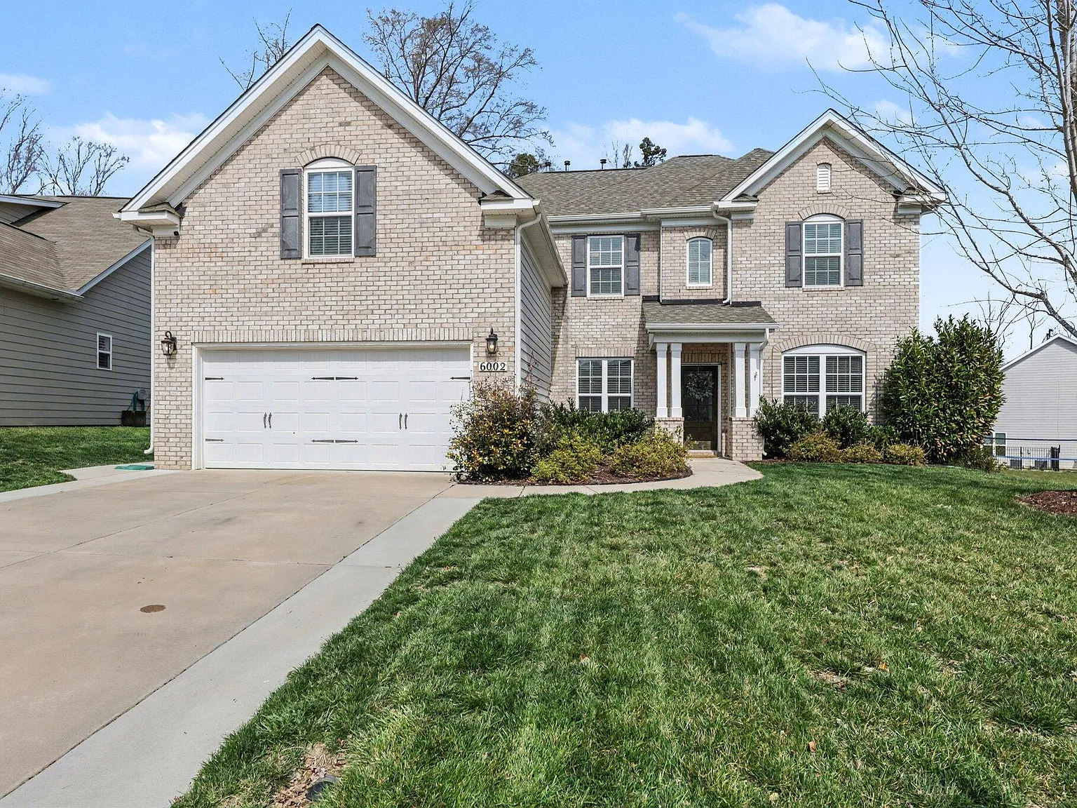 5 bed, 3.0 bath, 3005 sqft, $3,150 — Photo 2