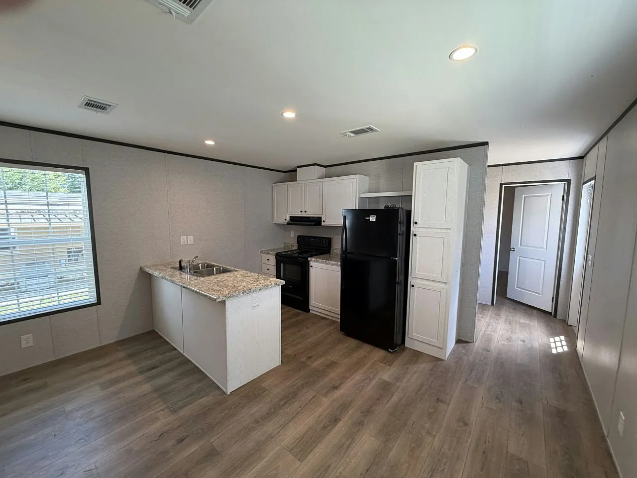 3 bed, 2.0 bath, $1,470 — Photo 4