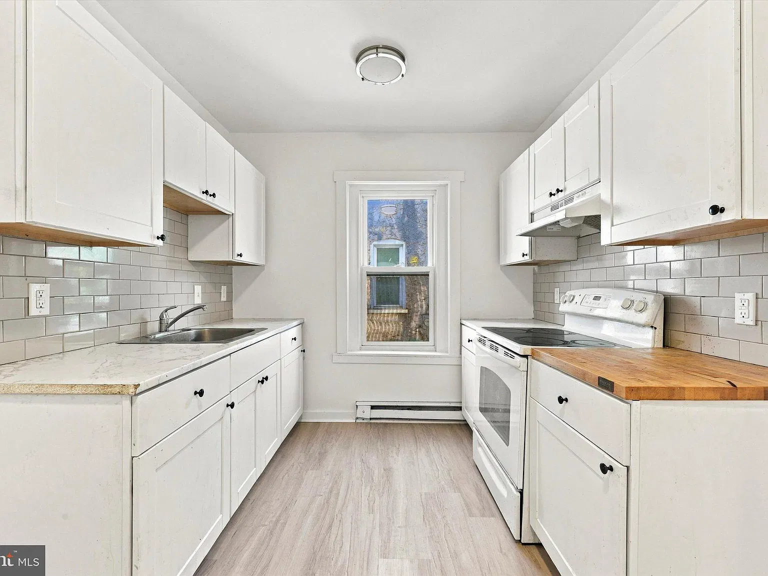 3 bed, 1.0 bath, 1296 sqft, $1,600 — Photo 2