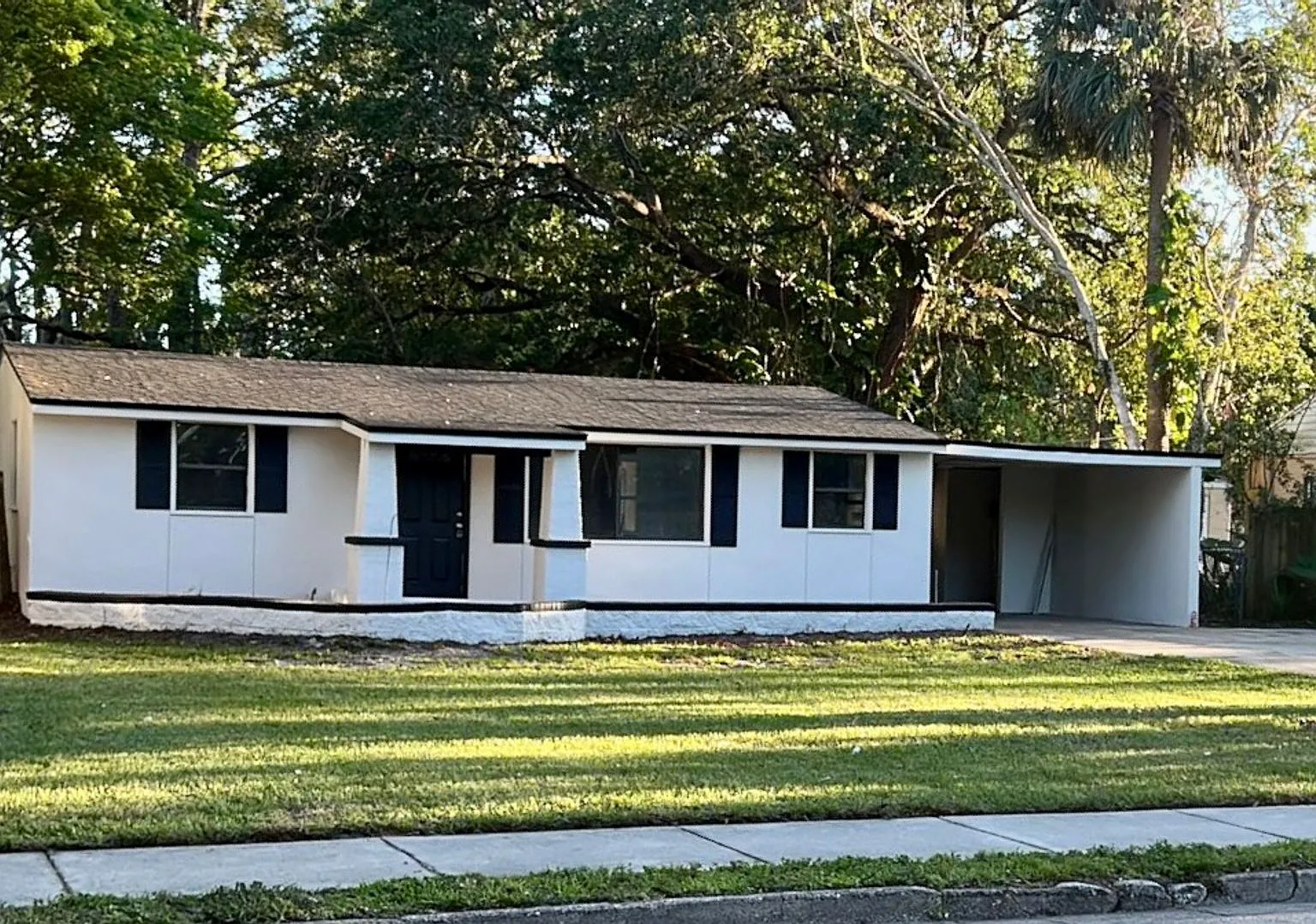 Renovated 3/1 w/carport and detached garage — Photo 1