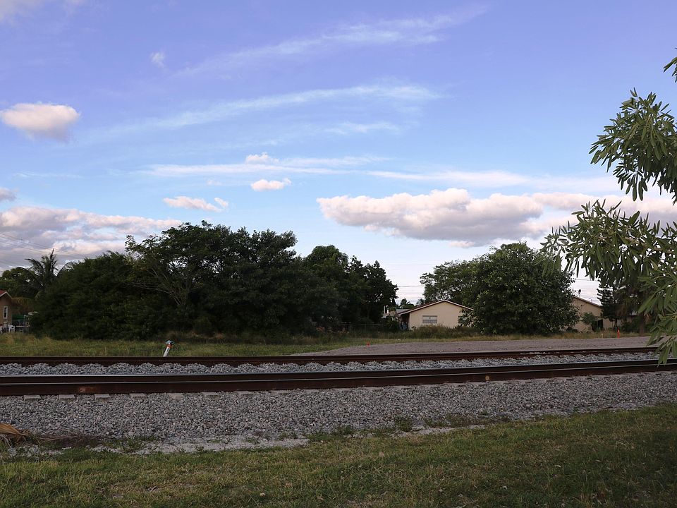 2nd image of 1113 S Dixie Highway