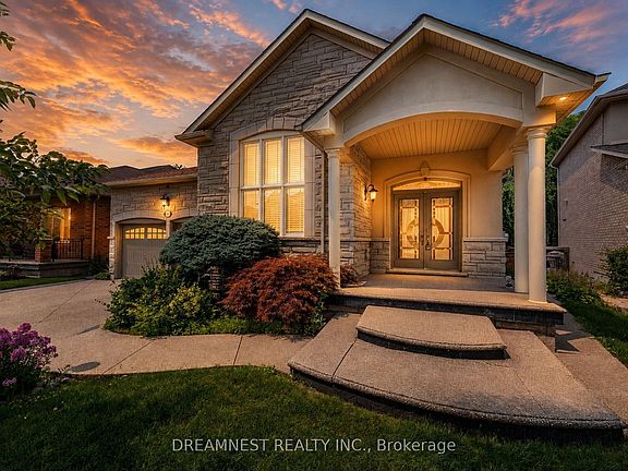 2nd image of 1515 Stewart Cres